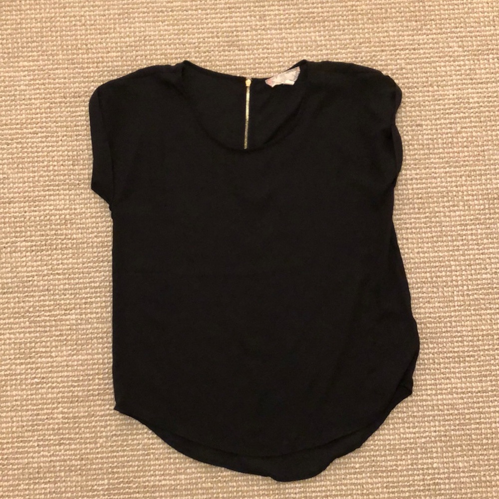 Flowy black top